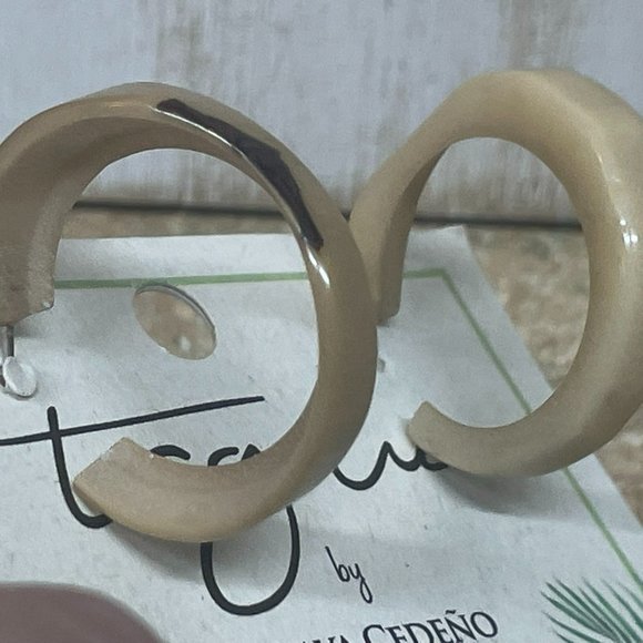 NEW TAGUA NUTS NATURAL FAIR TRADE CARVED HOOP STUD EARRINGS ROUND ARTISAN MADE - Picture 4 of 6